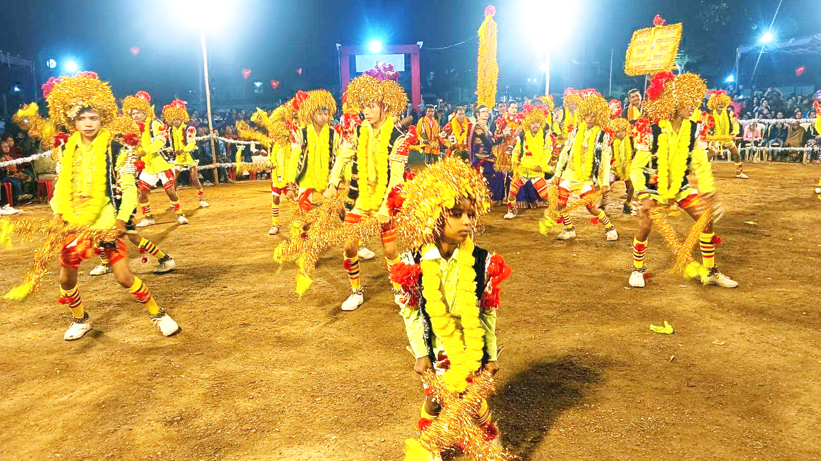 मड़ई महोत्सव में देर रात यदुवंशियों ने दिखाई शौर्यकला मड़ई महोत्सव में देर रात यदुवंशियों ने दिखाई शौर्यकला