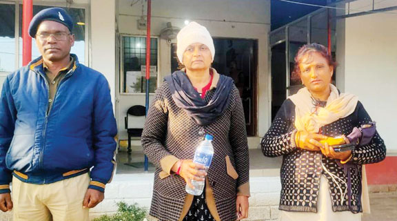 जमीन रजिस्ट्री के नाम पर साढ़े 17 लाख की ठगी, आरोपी महिला गिरफ्तार जमीन रजिस्ट्री के नाम पर साढ़े 17 लाख की ठगी, आरोपी महिला गिरफ्तार