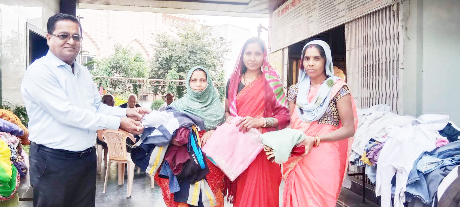 गरीब-नि:सहाय को गर्म कपड़ा वितरित