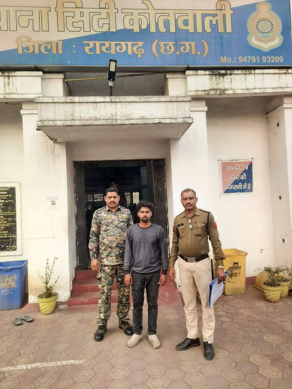 ट्रेलर से बैटरी चोरी का मुख्य आरोपी गिरफ्तार ट्रेलर से बैटरी चोरी का मुख्य आरोपी गिरफ्तार