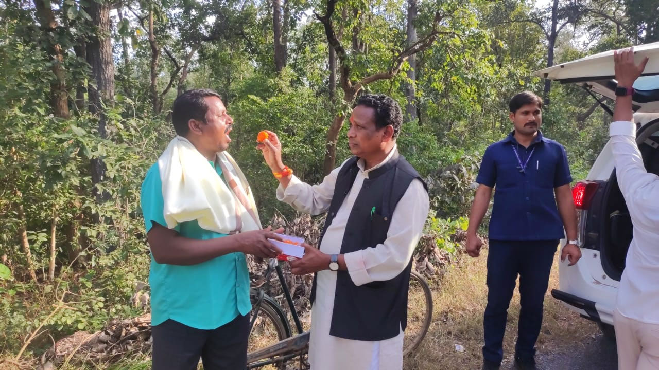 नए साल में बिंद्रानवागढ़ विधायक ने राह चलते लोगों को खिलाई मिठाई नए साल में बिंद्रानवागढ़ विधायक ने राह चलते लोगों को खिलाई मिठाई