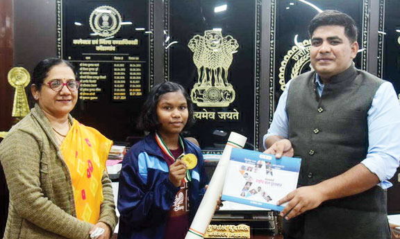 प्रधानमंत्री राष्ट्रीय बाल पुरस्कार से सम्मानित जूडो खिलाड़ी हेमबती ने कलेक्टर से की भेंट
