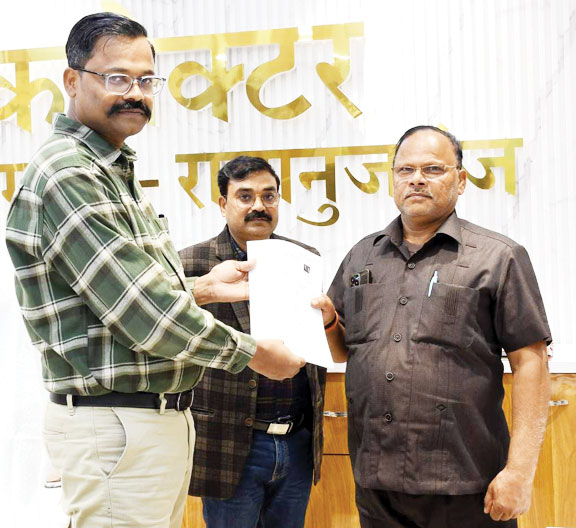 सेवानिवृत्त होने पर कलेक्टर ने दी शुभकामनाएं