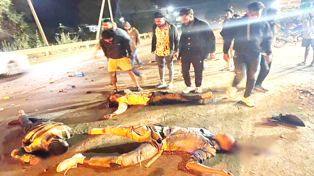 तेज रफ्तार हाइवा ने बाइक सवारों को रौंदा, 3 दोस्तों की मौत