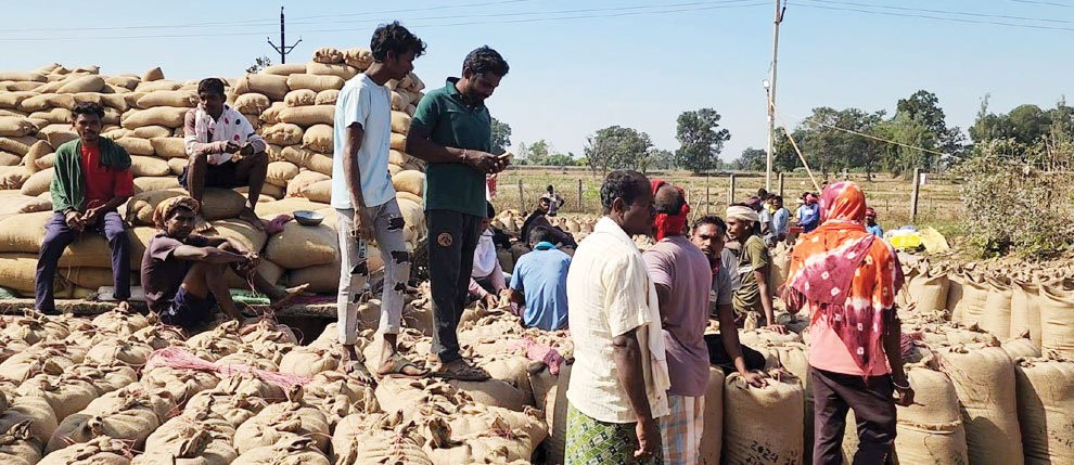 धान खरीदी केंद्रों में अव्यवस्थाओं के बीच खरीदी जारी