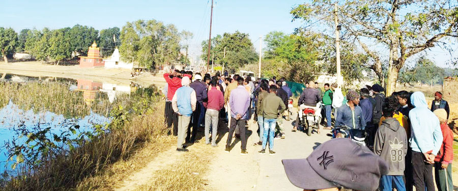 तालाब में बाइक सहित युवक की लाश मिली, जांच में जुटी पुलिस तालाब में बाइक सहित युवक की लाश मिली, जांच में जुटी पुलिस