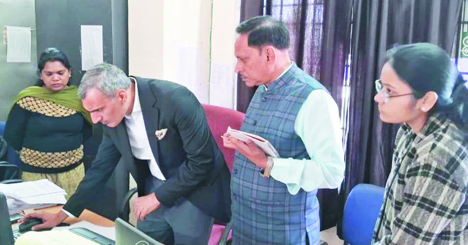 अनुपस्थित मिले अफसर-कर्मी, नोटिस