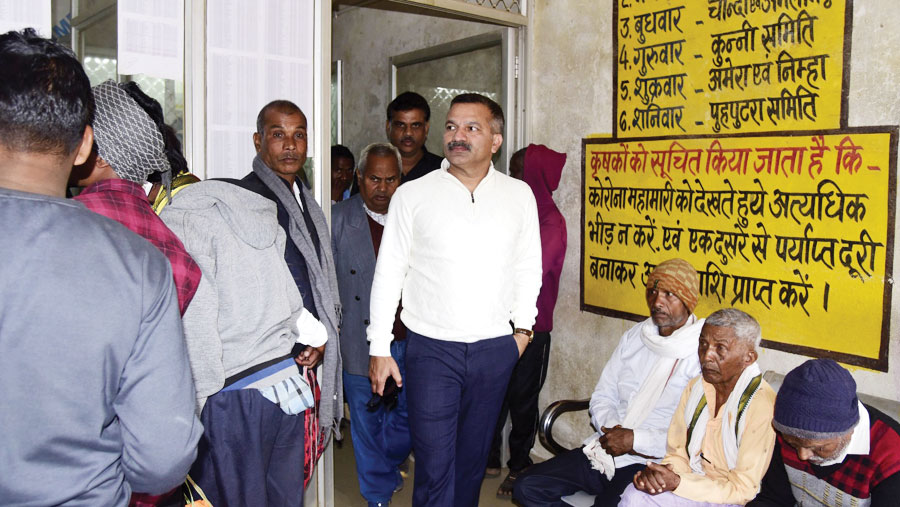 कलेक्टर ने सहकारी बैंक अंबिकापुर और लखनपुर का किया निरीक्षण कलेक्टर ने सहकारी बैंक अंबिकापुर और लखनपुर का किया निरीक्षण