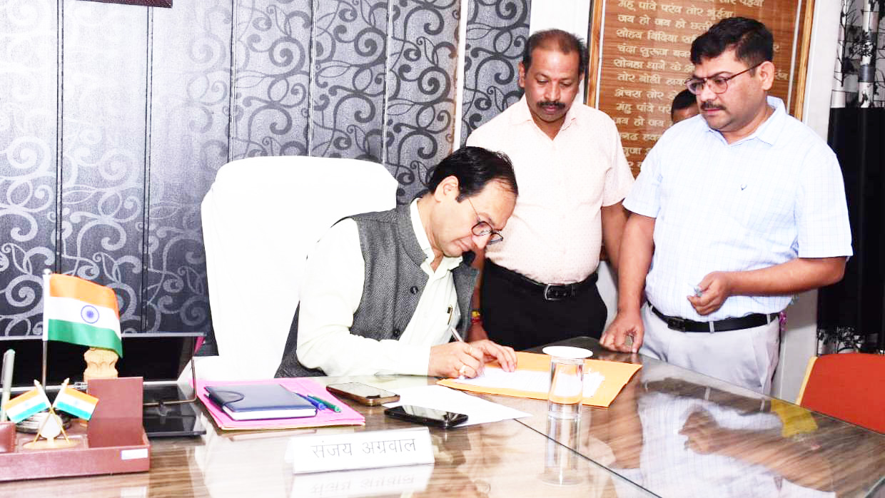 कलेक्टर ने प्रशासक का कार्यभार ग्रहण किया कलेक्टर ने प्रशासक का कार्यभार ग्रहण किया