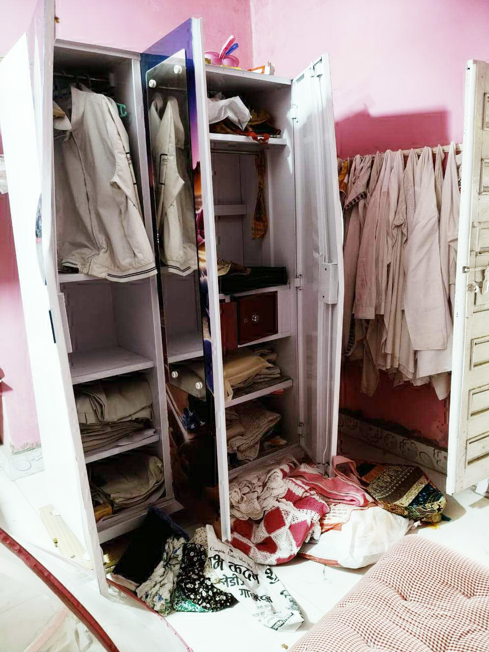 असिस्टेंट डायरेक्टर के सूने मकान से लाखों की चोरी असिस्टेंट डायरेक्टर के सूने मकान से लाखों की चोरी