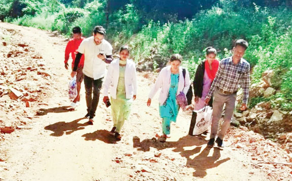डेढ़ किमी पैदल चलकर बोरगुड़ा पहुंची स्वास्थ्य विभाग की टीम