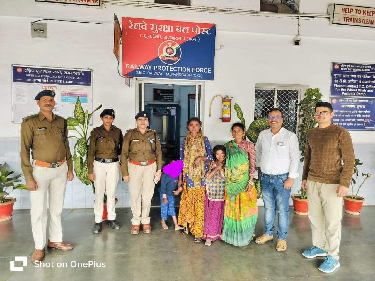 ट्रेन में बिछड़े मासूम को परिजनों से मिलाया ट्रेन में बिछड़े मासूम को परिजनों से मिलाया