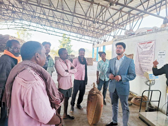 कलेक्टर ने धान खरीदी केंद्रों का किया निरीक्षण