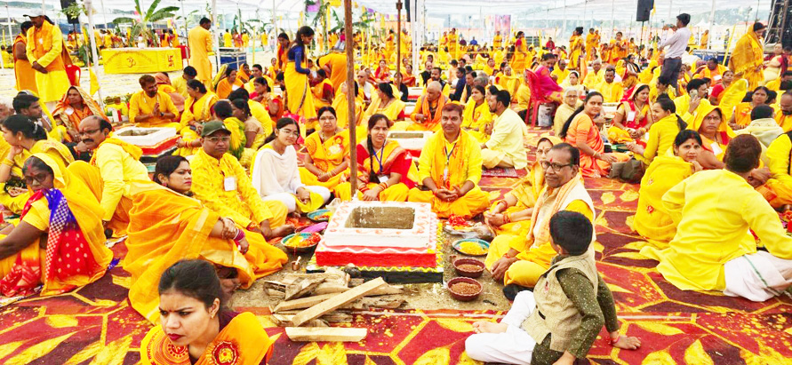 108 कुंडीय विराट गायत्री महायज्ञ का आयोजन प्रथम दिवस डॉ. चिन्मय पंड्या हुए शामिल 108 कुंडीय विराट गायत्री महायज्ञ का आयोजन प्रथम दिवस डॉ. चिन्मय पंड्या हुए शामिल