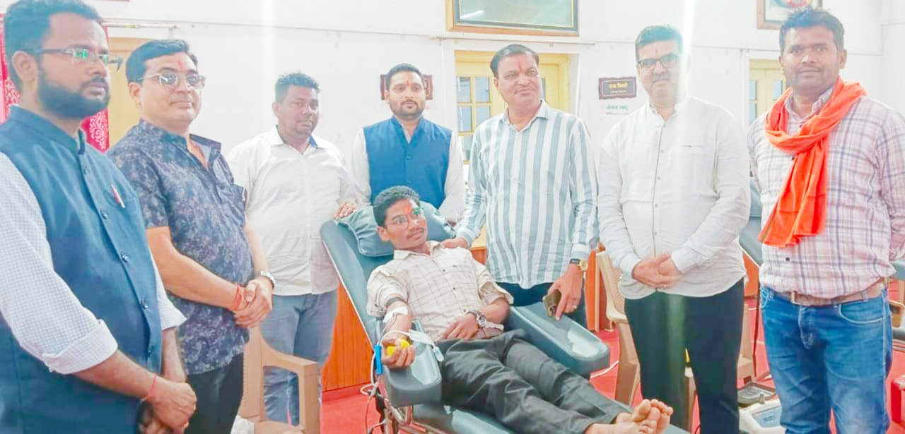 रक्तदान जनसेवा का श्रेष्ठ माध्यम - मधुसूदन रक्तदान जनसेवा का श्रेष्ठ माध्यम - मधुसूदन