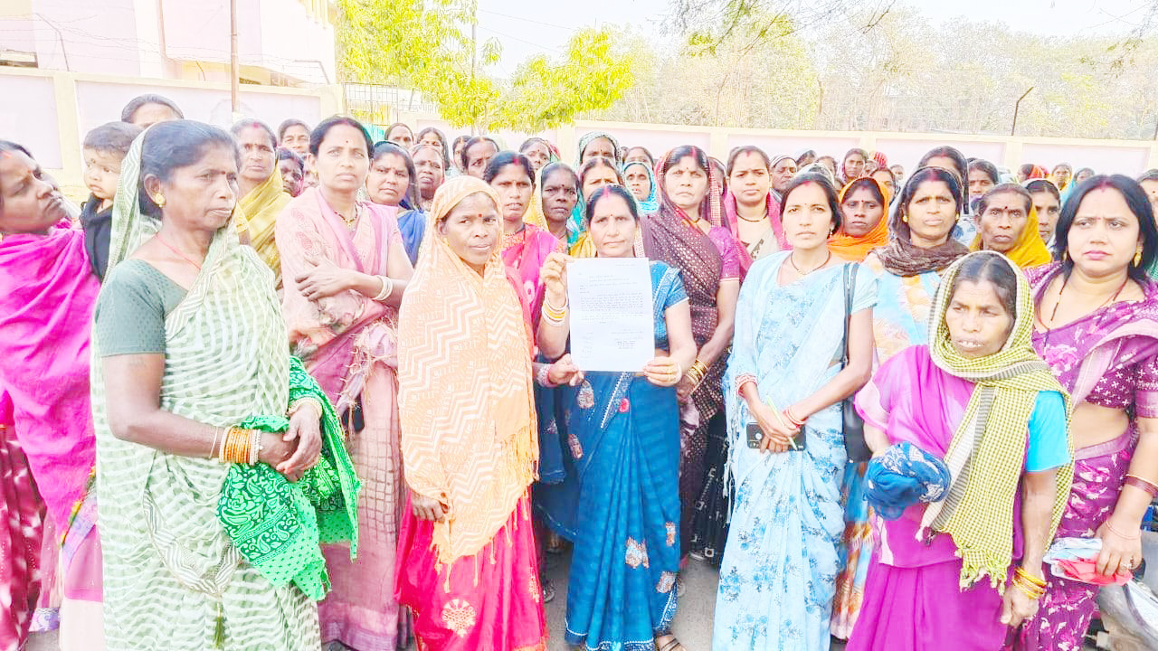 बिजली कनेक्शन देने की मांग बिजली कनेक्शन देने की मांग