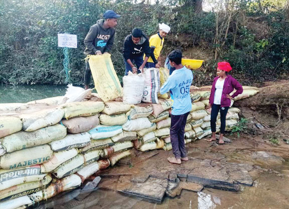 एनएसएस शिविर जोबा में, बोरी बंधान से बनाया चेक डैम