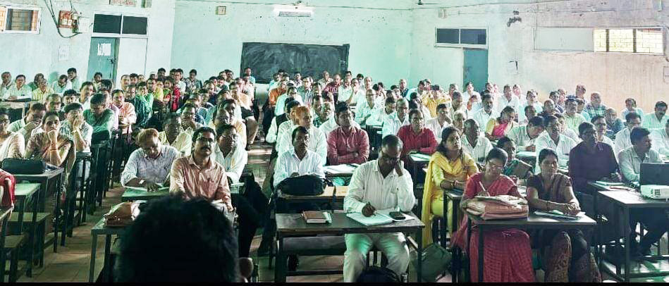 कमजोर विद्यार्थियों के लिए लगाएं उपचारात्मक कक्षाएं