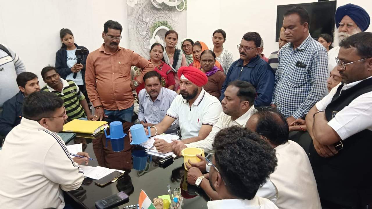 शहर की जनता पेयजल की समस्या से परेशान शहर की जनता पेयजल की समस्या से परेशान
