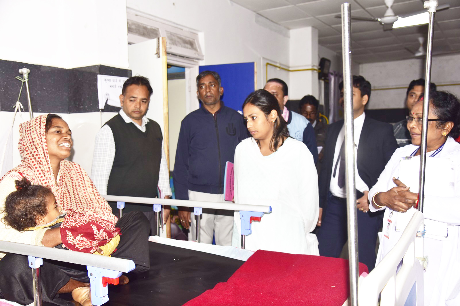जिला अस्पताल में मरीजों का हालचाल लेने पहुंचीं कलेक्टर 