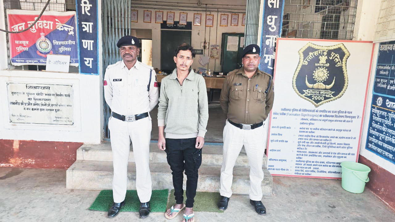 पुलिस को चकमा देने वाला पशु तस्कर गिरफ्तार, एक की तलाश पुलिस को चकमा देने वाला पशु तस्कर गिरफ्तार, एक की तलाश