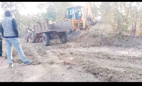 मनरेगा से सडक़-पुलिया निर्माण में जेसीबी-ट्रैक्टर का उपयोग मनरेगा से सडक़-पुलिया निर्माण में जेसीबी-ट्रैक्टर का उपयोग