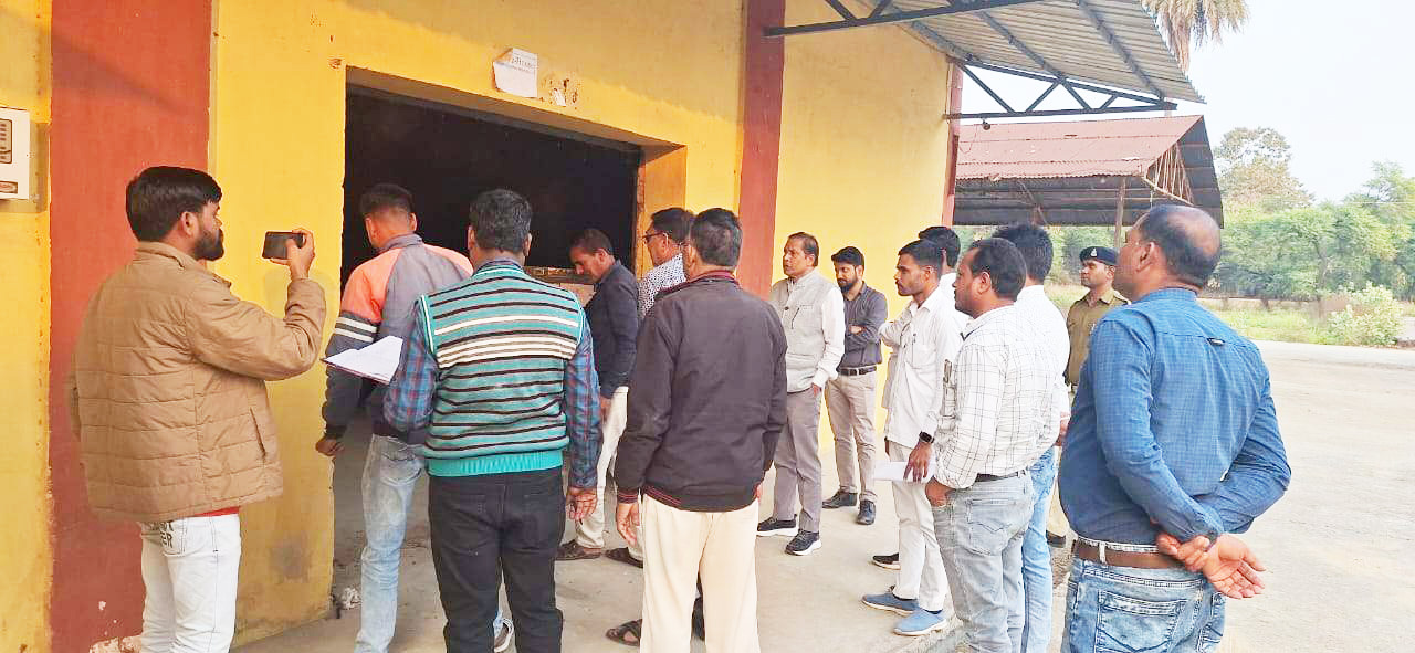 राजनीतिक प्रतिनिधियों की उपस्थिति  में स्ट्रांग रूम का निरीक्षण