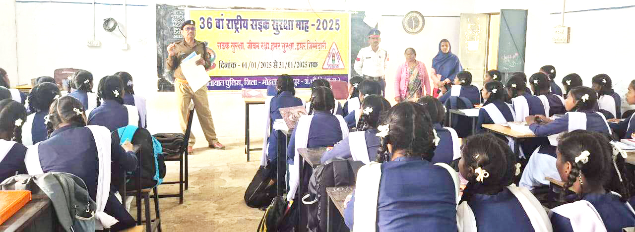 स्कूली छात्राओं को यातायात नियमों की दी जानकारी स्कूली छात्राओं को यातायात नियमों की दी जानकारी