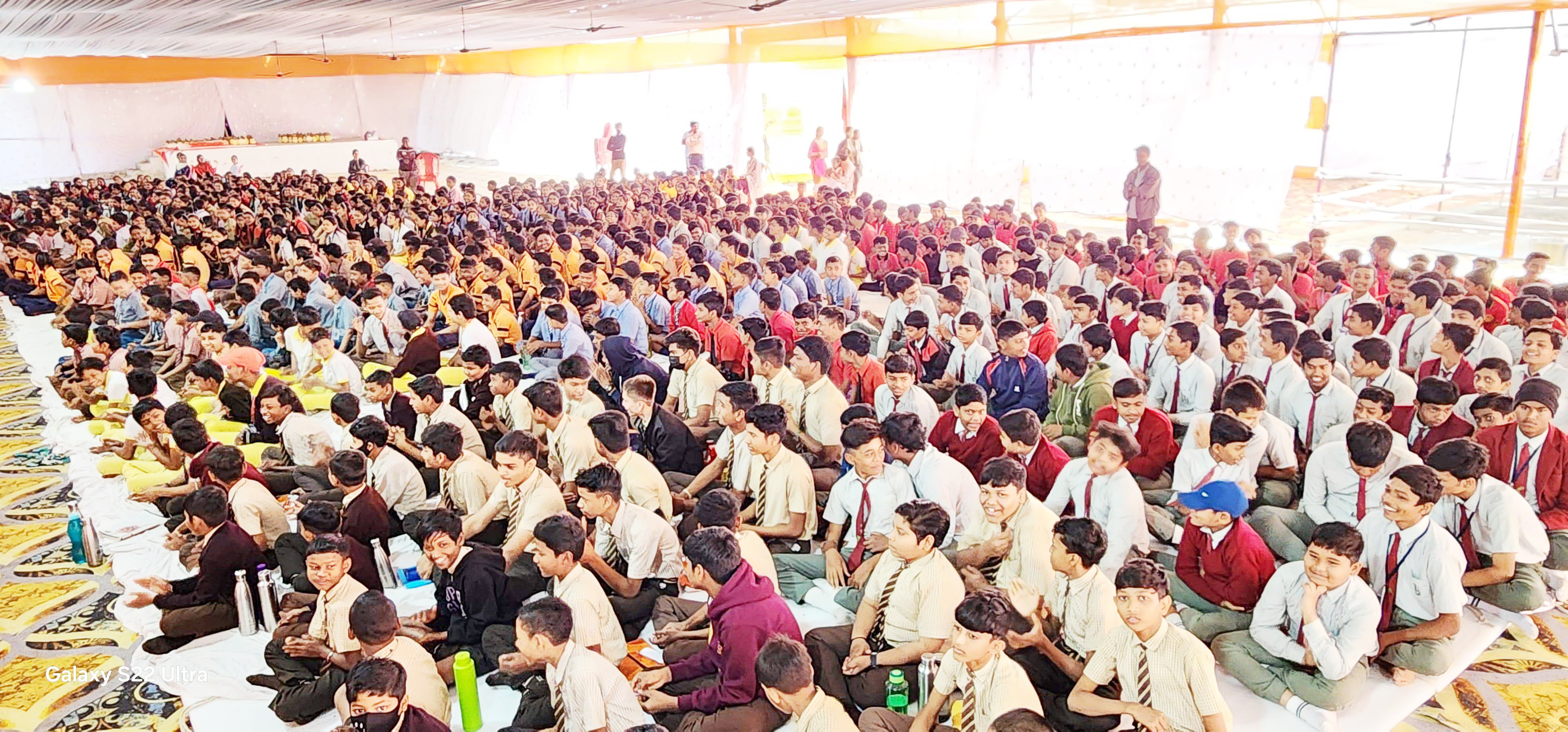 मोटिवेशनल कार्यक्रम में छात्रों को हनुमान चालीसा का पाठ कराया मोटिवेशनल कार्यक्रम में छात्रों को हनुमान चालीसा का पाठ कराया