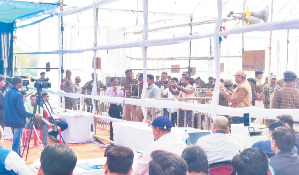 अडानी अंबुजा सीमेंट प्लांट पर जनसुनवाई, ग्रामीणों ने कहा- न रोड मिला न रोजगार