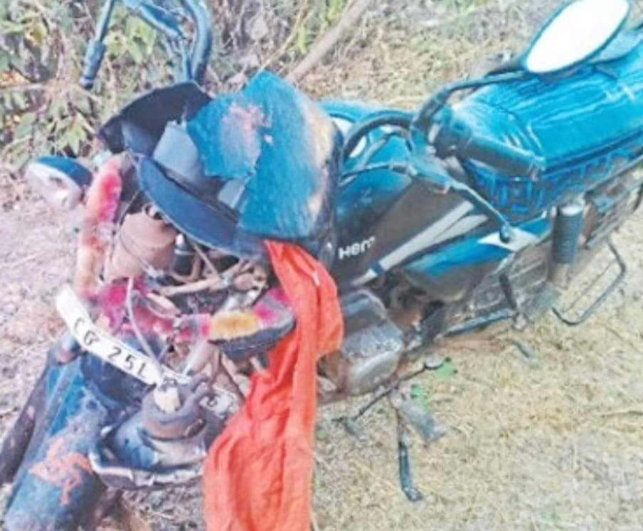 खड़ी ट्रैक्टर-ट्रॉली से टकरा बाइक सवार दो युवकों की मौत