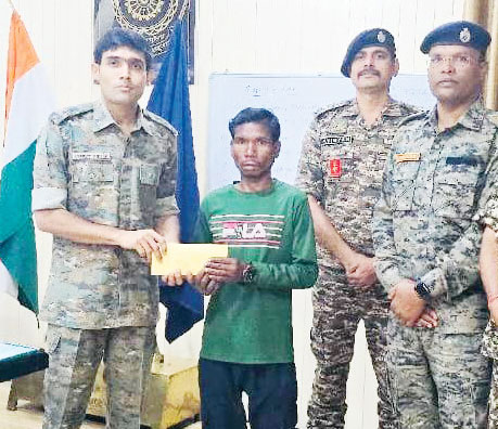 ईनामी नक्सली का समर्पण