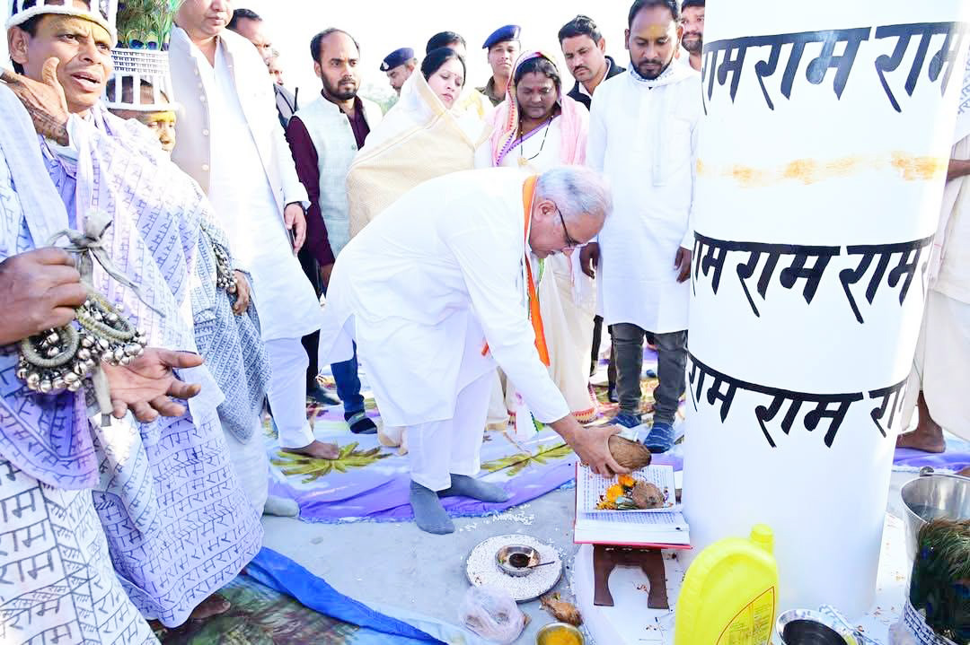 बिलाईगढ़-भारतपुर भजन मेला में शामिल हुए पूर्व सीएम बघेल