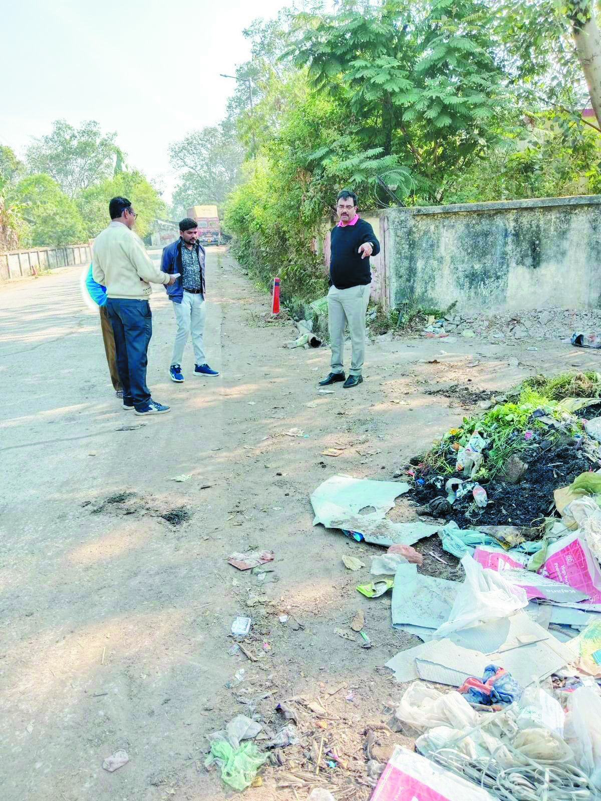 सडक़ में मलमा फैलाने पर लगेगा जुर्माना सडक़ में मलमा फैलाने पर लगेगा जुर्माना