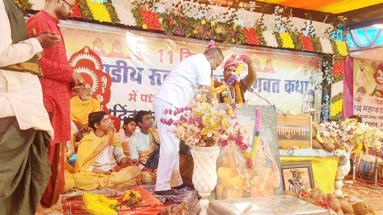 पंच कुंडीय महायज्ञ व भागवत कथा में शामिल हुए नीलू चंद्रवंशी पंच कुंडीय महायज्ञ व भागवत कथा में शामिल हुए नीलू चंद्रवंशी