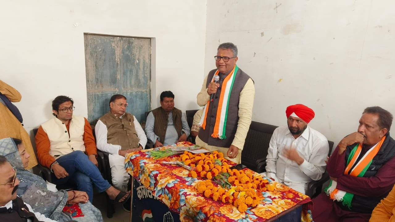 दावेदारों का नब्ज टटोलने पहुंचे शैलेष-गिरीश दावेदारों का नब्ज टटोलने पहुंचे शैलेष-गिरीश