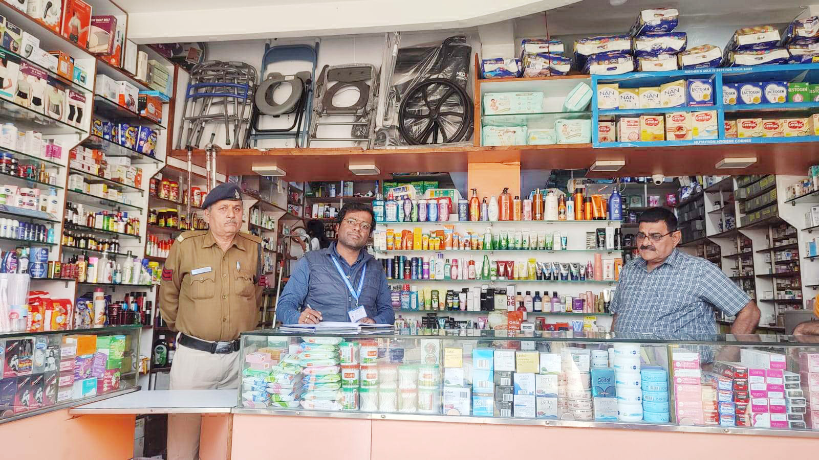 25 मेडिकल स्टोर्स पर छापे, 11 से नारकोटिक्स औषधियां बरामद 25 मेडिकल स्टोर्स पर छापे, 11 से नारकोटिक्स औषधियां बरामद