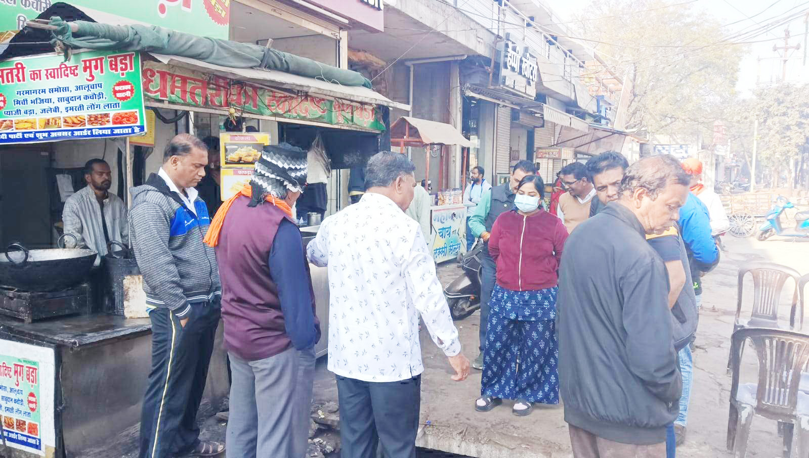 आदर्श बाजार के ठेला-गुमटी संचालकों पर जुर्माना आदर्श बाजार के ठेला-गुमटी संचालकों पर जुर्माना