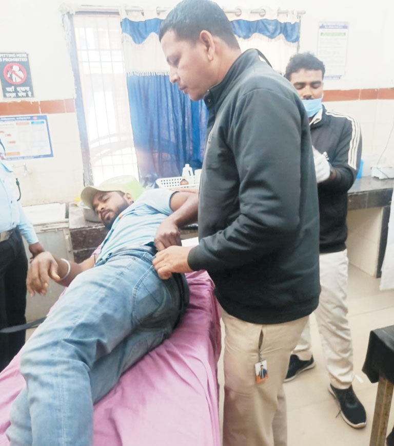 सडक़ हादसे में घायल बाइक चालक को पुलिस ने अस्पताल पहुंचाया