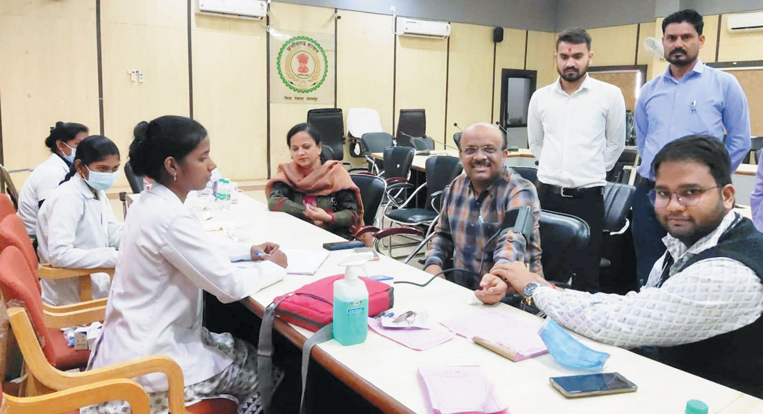 60 कर्मियों का स्वास्थ्य परीक्षण, 5 का बना आयुष्मान कार्ड 60 कर्मियों का स्वास्थ्य परीक्षण, 5 का बना आयुष्मान कार्ड
