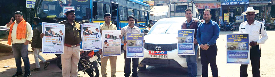 यातायात सुरक्षा जागरूकता अभियान: ऑटो रिक्शा और बसों में लगाए गए फ्लैक्स-पोस्टर