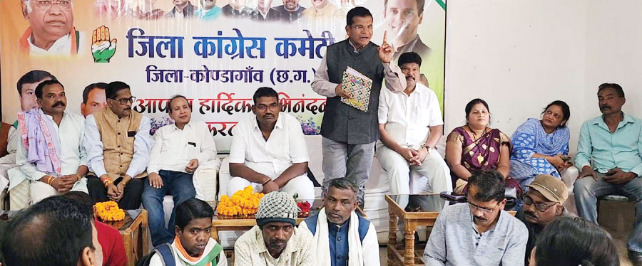 कांग्रेस पर्यवेक्षक नरेश ने पूर्व मंत्री मरकाम के साथ की कार्यकर्ताओं की बैठक कांग्रेस पर्यवेक्षक नरेश ने पूर्व मंत्री मरकाम के साथ की कार्यकर्ताओं की बैठक