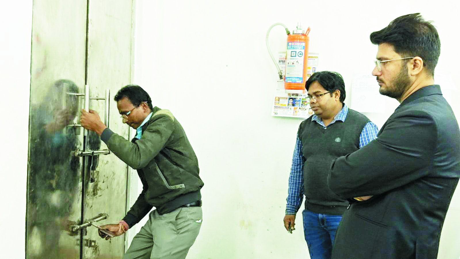 कलेक्टर ने डबल लॉक स्ट्रांग रूम का किया निरीक्षण