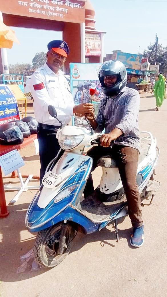 हेलमेट पहनने वालों का सम्मान