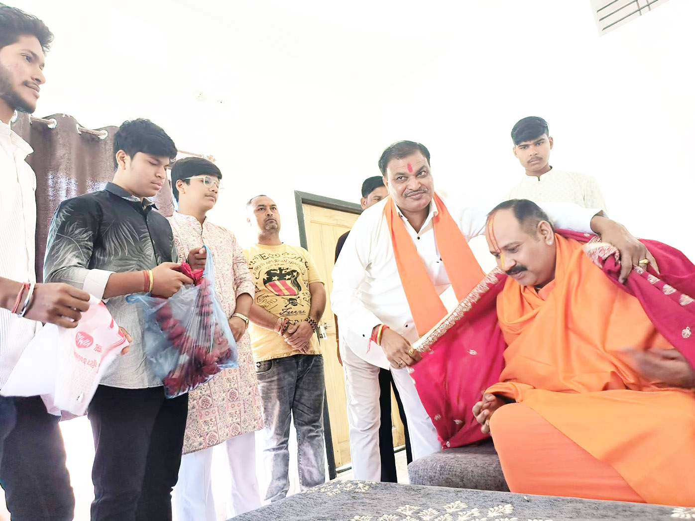 पूर्व सांसद ने कथावाचक पं. मिश्रा का किया सम्मान