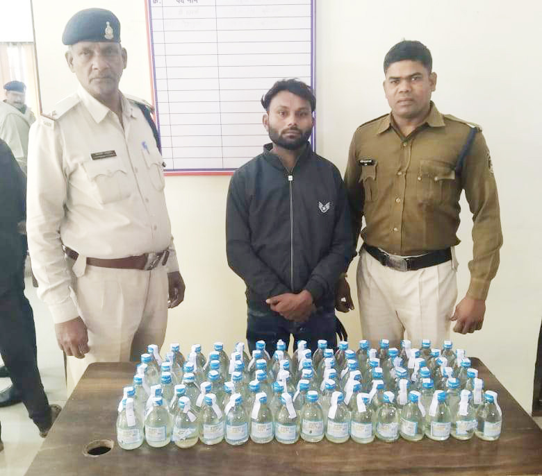  शराब संग आरोपी पकड़ाया