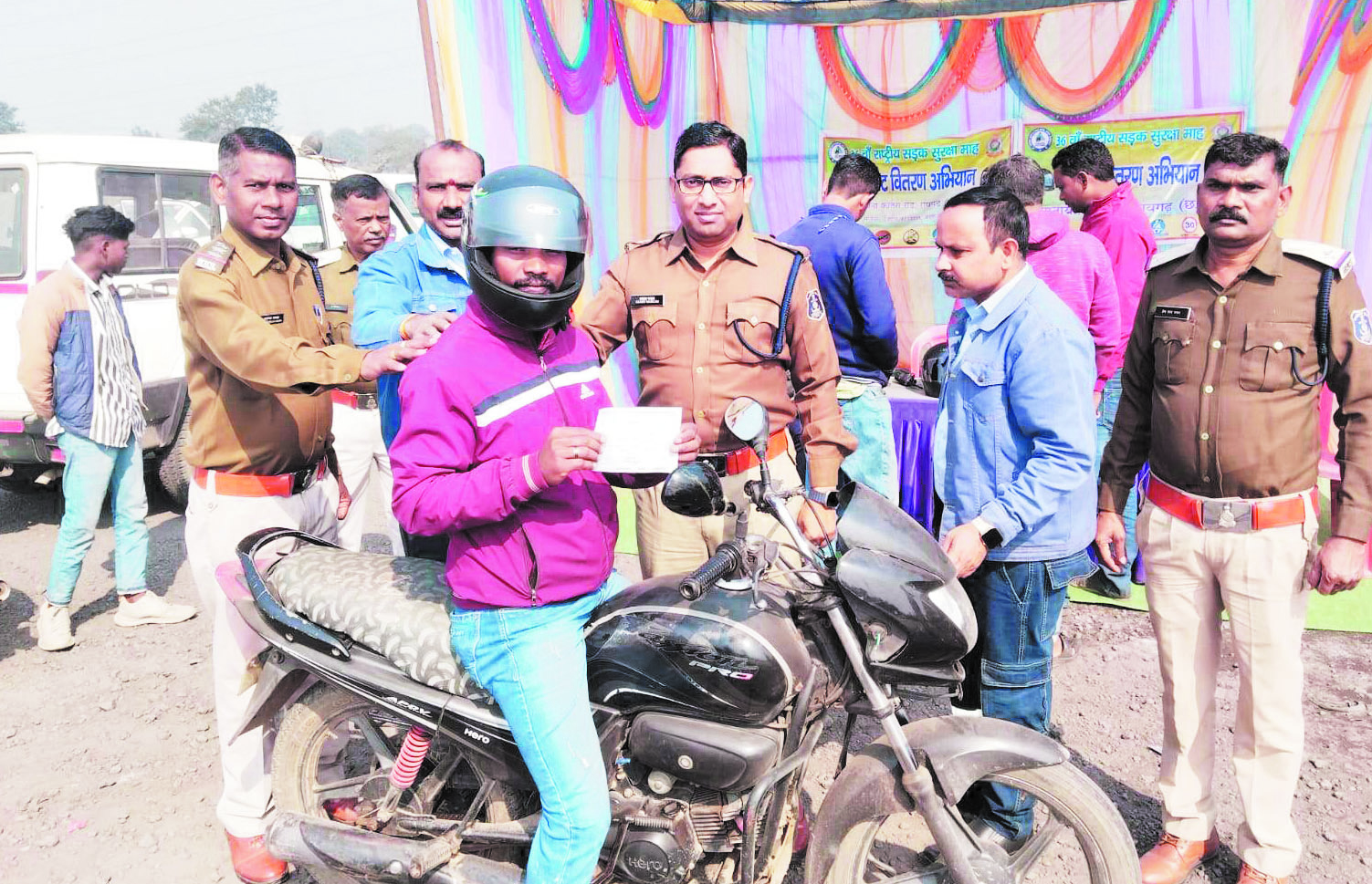 बिना हेलमेट चालकों पर कार्रवाई, नि:शुल्क हेलमेट वितरण