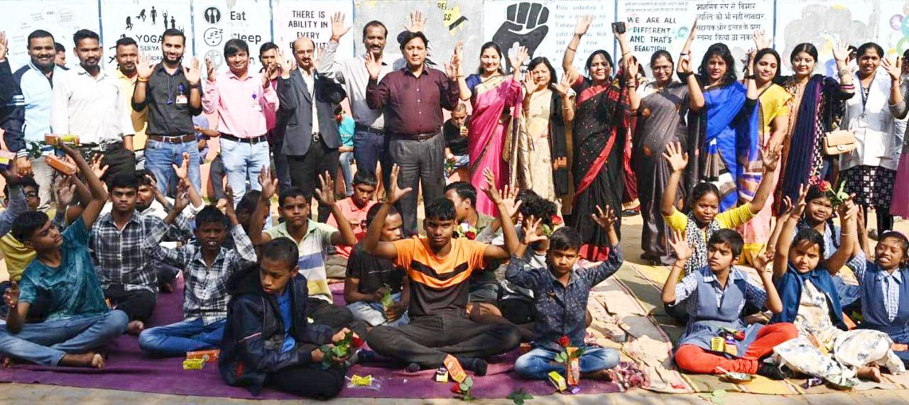 एनटीपीसी लारा ने अनाथालय के बच्चों को बांटे जरूरत के सामान एनटीपीसी लारा ने अनाथालय के बच्चों को बांटे जरूरत के सामान
