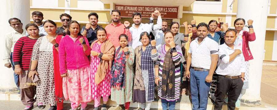 स्वामी आत्मानंद विद्यालयों के शिक्षकों ने काली पट्टी बांध किया विरोध प्रदर्शन