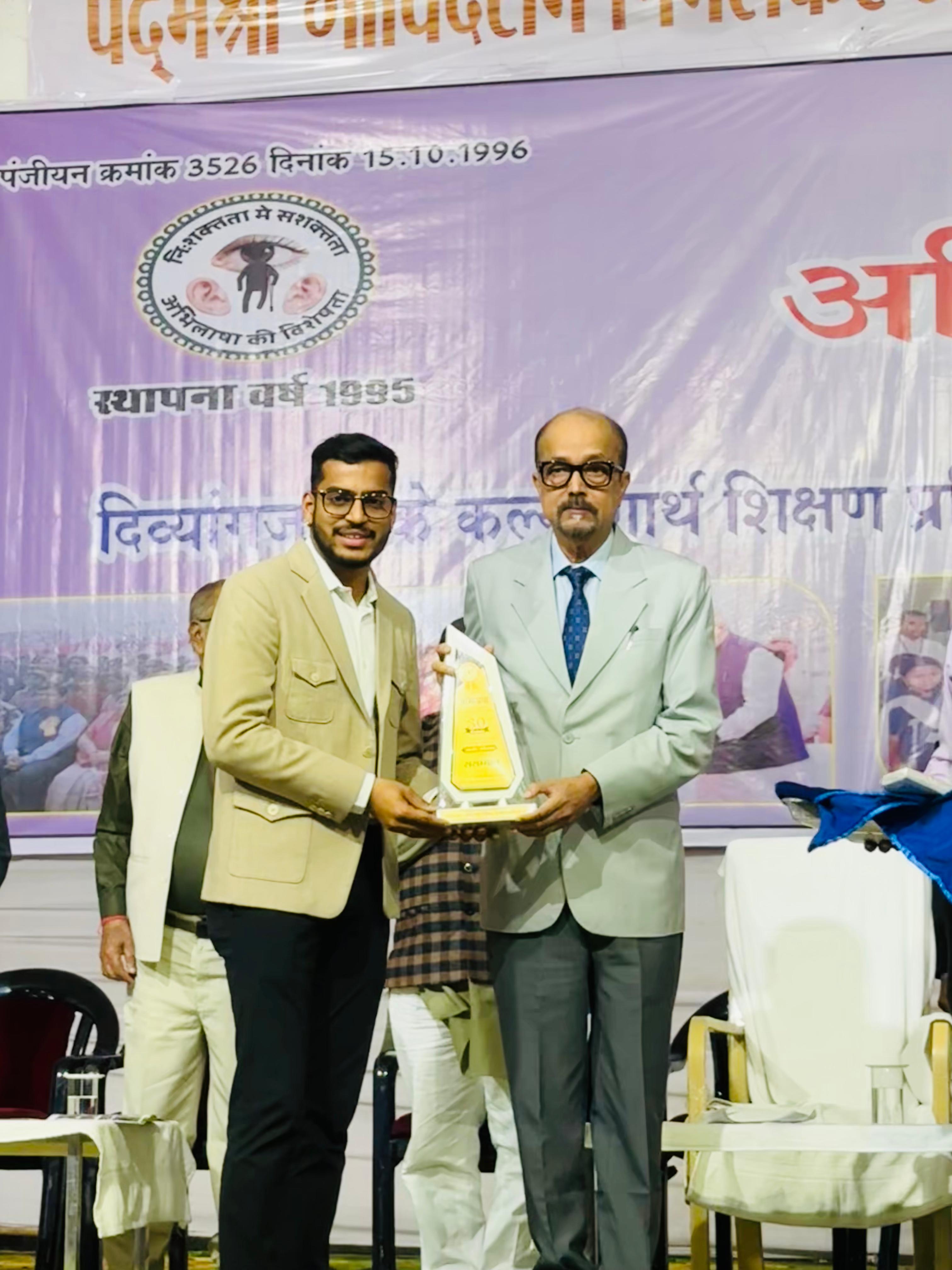 समाजसेवा में योगदान के  लिए जैनम का सम्मान